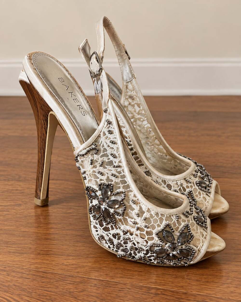 Bakers y2k White Lace Slingback Peep-Toe Heels Beaded Flower Rhinestone Size 9M